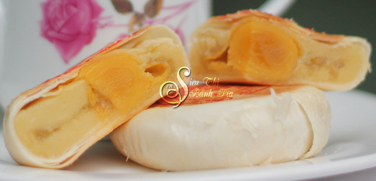 Thưởng thức bánh Pía cùng trà hoa