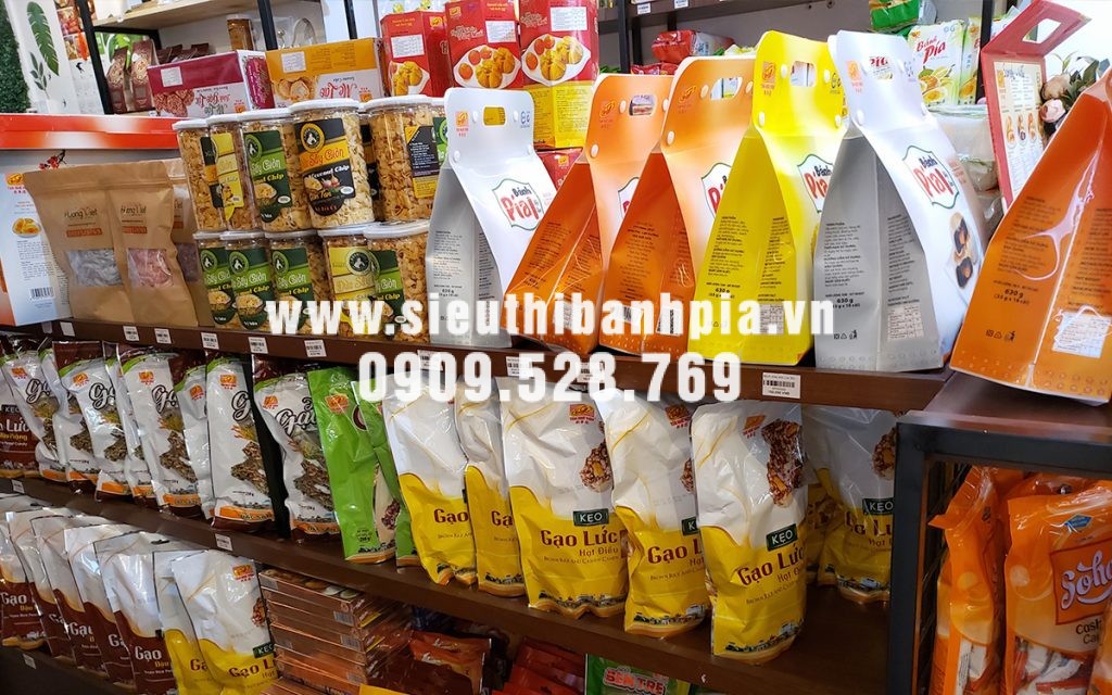 Tại cửa hàng ngoài bánh pía còn bán khá nhiều các loại đặc sản khác